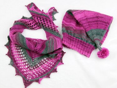 Gestrickte Zipfelmütze mit Bommel und dreieckiges Spitzentuch in Pink und Grau