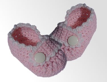 Rosa gehäkelte Baby-Booties mit Knopfverschluss und weißer Kante