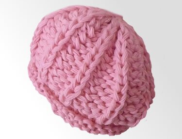 Rosa gestrickte Mütze mit Zopfmuster, Draufsicht