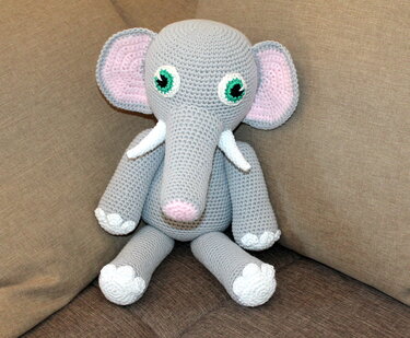 Gehäkelter grauer Amigurumi-Elefant, frontale Detailansicht