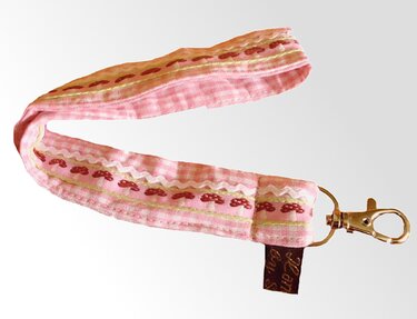 rosa Stoffschlüsselband mit Pilzmuster und Metallkarabiner