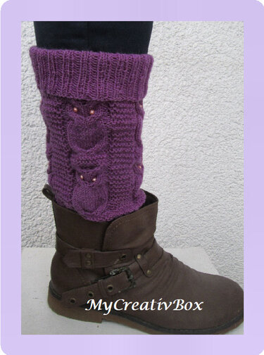 Violette gestrickte Beinstulpe mit Eulen-Zopfmuster und Perlen über braunem Stiefel