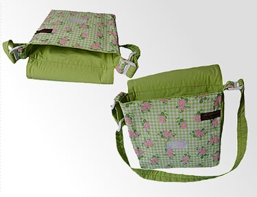 Zwei Ansichten einer grünen Kindergartentasche mit Klappe aus grün-weißem Vichy-Karo und rosa Rosenprint, offen und geschlossen.