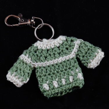 Gehäkelter Mini-Pullover-Schlüsselanhänger in Grün und Weiß mit Karabinerhaken