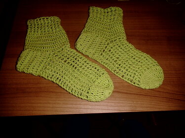 grüne Häkelsocken mit Lochmuster - Häkeln