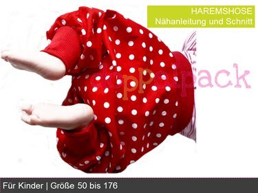 Beine eines Kindes in roter Haremshose mit weißen Punkten und roten Bündchen vor hellem Hintergrund