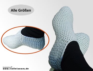 Hellblaue gehäkelte Pantoffeln an Füßen mit schwarzen Strümpfen; Draufsicht und Seitenansicht.