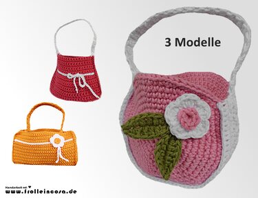 Drei gehäkelte Henkeltaschen: rundes rosafarbenes Modell mit Blüte, rechteckige orangefarbene Tasche, kleines rotes Täschchen mit Kordelzug