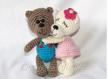 Zwei gehäkelte Amigurumi-Bären in Braun und Creme, die sich umarmen.