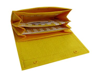 Offenes gelbes Filz-Portemonnaie mit mehreren Fächern und Druckknöpfen