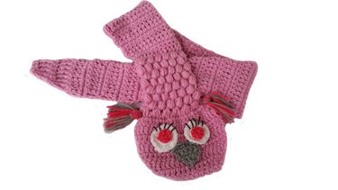Rosa gehäkeltes Kinderhalstuch mit Gesichtsapplikation, Quasten und strukturierter Masche