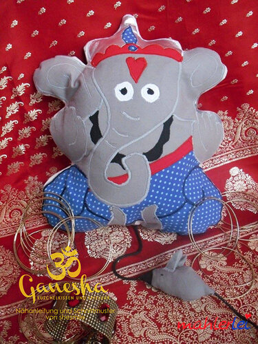 Graues Elefanten-Kuschelkissen mit blau gepunkteter Hose, roten Zierstreifen und applizierten Augen