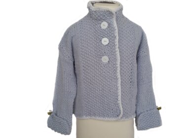 Hellblaue gestrickte Baby- bzw. Kinderjacke mit Stehkragen und drei weißen Knöpfen auf einer Schaufensterpuppe.