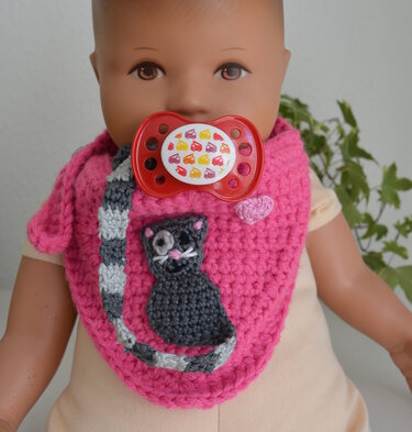 Gehäkeltes Baby-Halstuch in Pink mit Katzen-Applikation und Schnuller-Schlaufe
