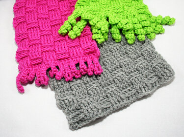 Drei gehäkelte Schals in Pink, Neongrün und Grau mit Körbchenmuster und Schlaufenrand