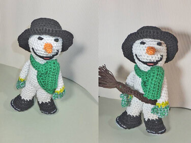 Gehäkelter Schneemann-Amigurumi mit schwarzem Hut und grünem Schal, einmal mit Besen.