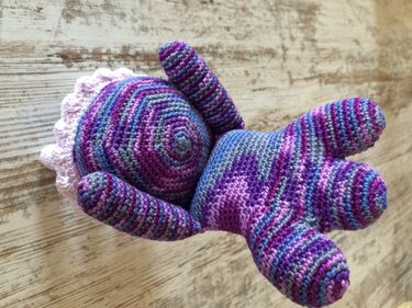 gehäkeltes Amigurumi Kuscheltier in violett-blau gestreifter Wolle