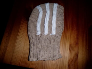 Beige gestrickte Baby-Sturmhaube mit drei weißen Streifen