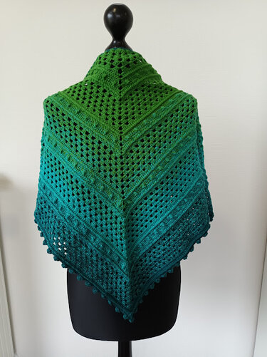 Gehäkeltes Dreieckstuch in Grün-Türkis auf schwarzer Schneiderpuppe