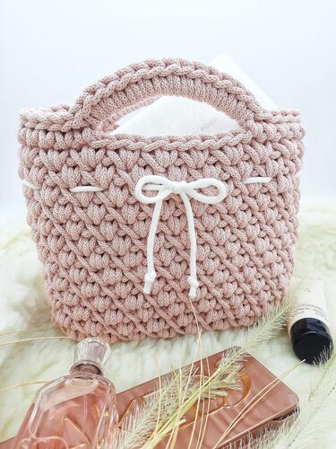 Rosé gehäkelte Henkeltasche mit weißer Kordel und integriertem Griff