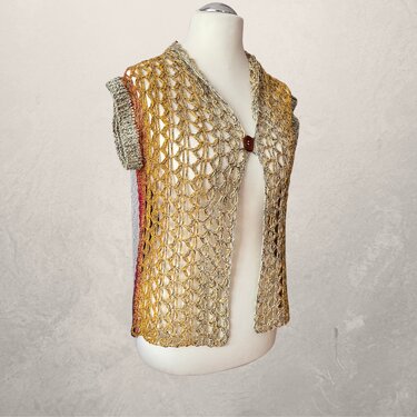 Gehäkelte ärmellose Damenweste mit Ajourmuster und Knopf auf Schaufensterpuppe