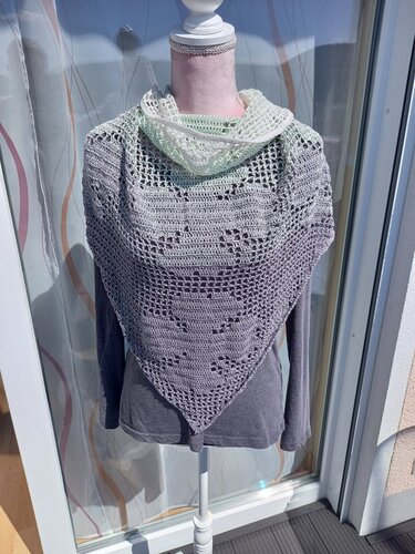 Gehäkeltes Dreieckstuch mit Herz-Ajour, Verlaufsgarn in Mint und Grau auf Schaufensterpuppe