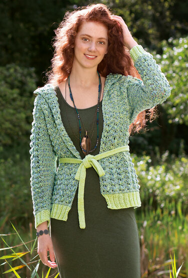 Verschlusslose Häkeljacke mit Büschelmaschen, gestrickten Bündchen und Gürtel - Bild 3