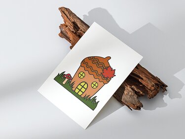 Eichelhaus-Illustration auf Karte mit Pilz und Herbstblatt auf Holzunterlage