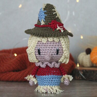 Gehäkelte Amigurumi-Vogelscheuche mit braunem Hut, blonden Haaren und Fransen