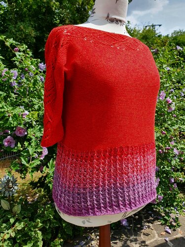 Rotes gestricktes Damen-Shirt mit kurzem Arm und verlaufendem lila Saum auf einer Schaufensterpuppe