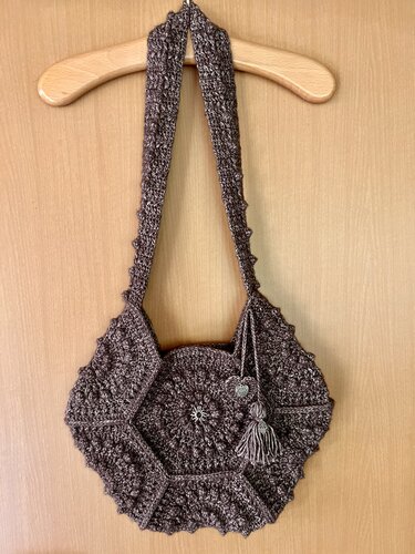 Boho-Umhängetasche gehäkelt aus sechseckigen Hexagon-Motiven mit Quaste und Anhänger
