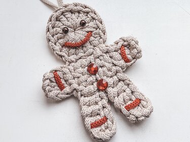 Gingerbread man ornament free crochet pattern PDF and video tutorial
