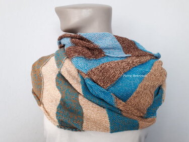 Gestrickter Loop-Schal mit Streifen in Blau, Braun und Beige auf Schaufensterpuppe