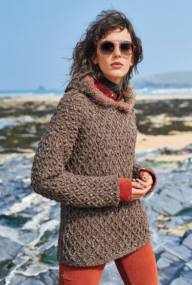 Strickanleitung: Braunmelierter Kapuzenpulli mit Noppen