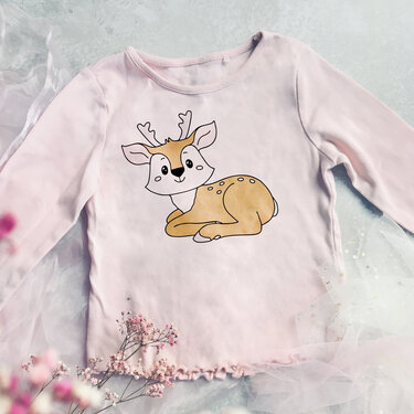 Pastellrosa Kinderoberteil mit liegendem Rehkitz-Plot