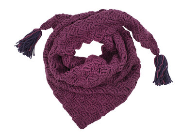 Gehäkeltes dunkelviolettes Dreieckstuch mit zweifarbigen Quasten auf weißem Hintergrund