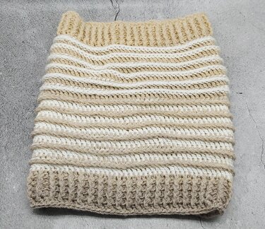 Gehäkelter beige‑weiß gestreifter Loop‑Schal mit zwei kleinen Katzenohren