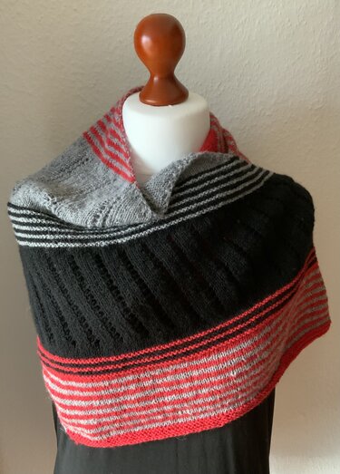 Dreieckstuch in Grau, Schwarz und Koralle mit Streifen und Rippen auf Schaufensterpuppe