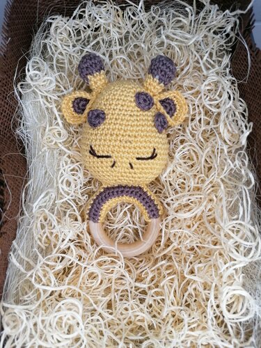 Gehäkelte gelbe Giraffenrassel mit Holzring