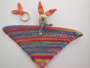 Bunt gestreiftes, dreieckiges gestricktes HasenSchmusetuch mit Hasenkopf und passendem Holzbeißring