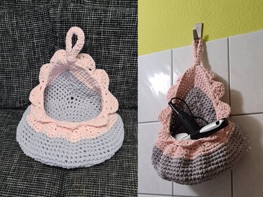 Zweifaches Foto: gehäkelter Hängekorb in Grau und Rosa mit Wellenrand, links leer auf Sofa, rechts an Wand hängend mit Föhn und Bürste