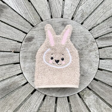 Beiges Frotteestück mit besticktem Hasengesicht und rosa Ohren