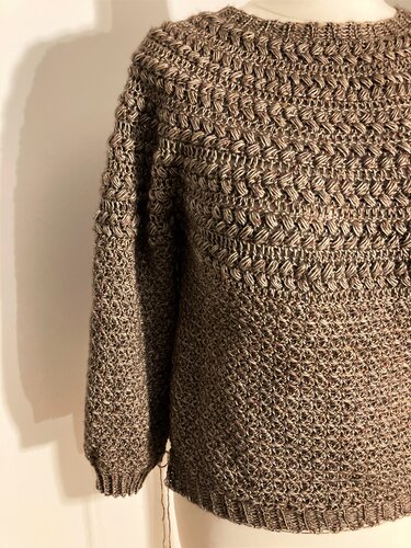 Gehäkelter brauner Damenpullover mit Rundhalsausschnitt, strukturiertem Stich und Bündchen