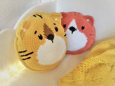 Runde Kissenhüllen gehäkelt mit applizierten Augen, Nase und kleinen Ohren