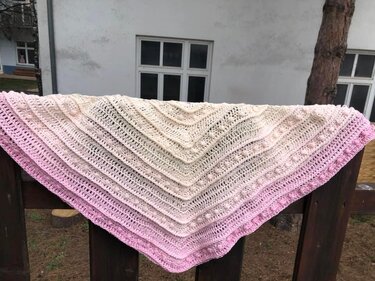 Gehäkeltes Dreieckstuch mit Farbverlauf von Beige zu Rosa und Noppenmuster