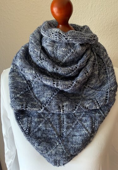 graues gestricktes Dreieckstuch mit Rautenmuster, drapiert auf Schaufensterpuppe