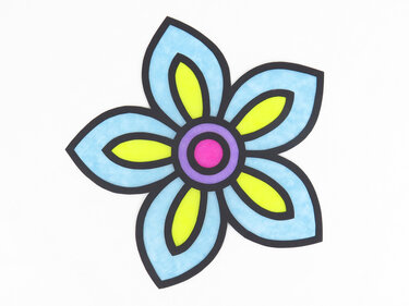 Fünfblättrige Schablone einer Papierblume in Hellblau, Gelb, Violett und Pink mit schwarzer Kontur
