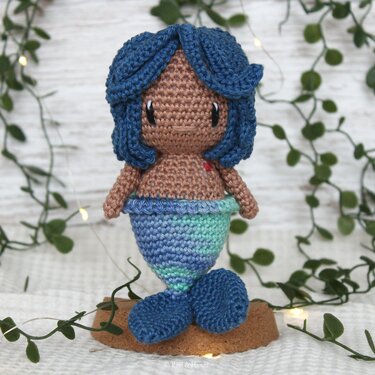 Amigurumi-Meerjungfrau mit blauem Haar und farbverlaufener Schwanzflosse