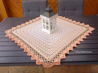 Quadratisches, gehäkeltes Tischdeckchen in Creme und Pfirsich mit weißer Laterne auf dunklem Holztisch