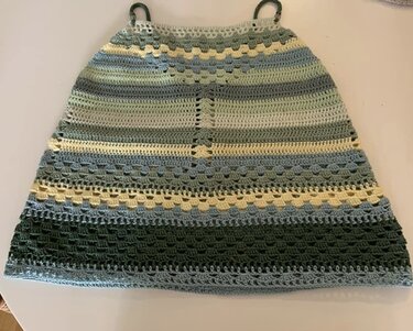 Mehrfarbiges gehäkeltes Damen-Top mit blauen, grünen und gelben Streifen und schmalen Trägern